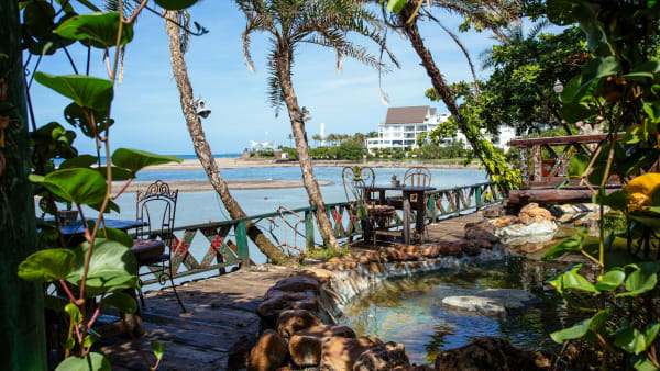 Villa Zelie - Nearby restaurant and bar